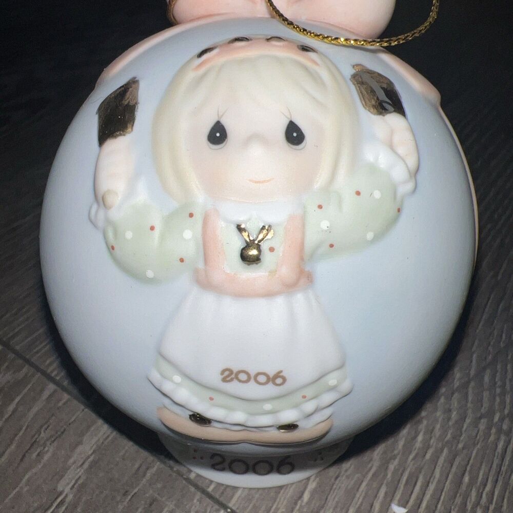 2006 Precious Moments Ornament - Ringing In The Season #610003